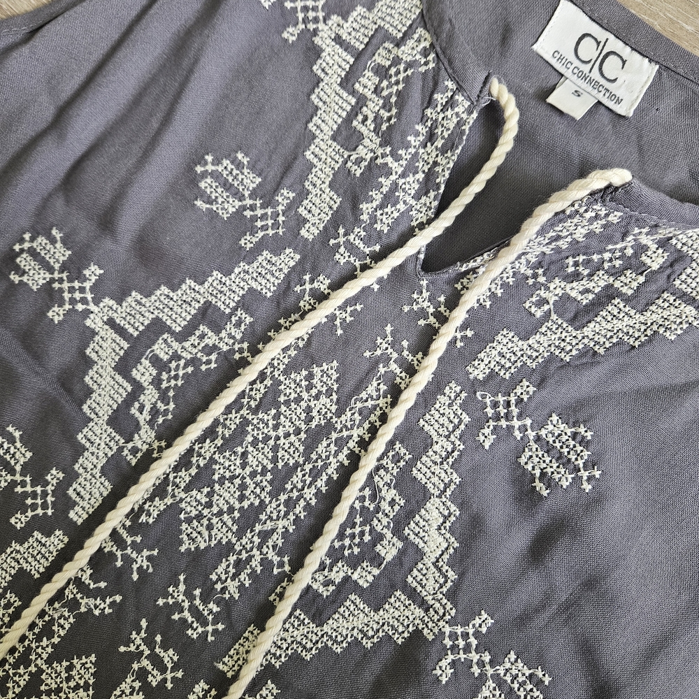 Chic Gray Patterned Mini Dress - image 2